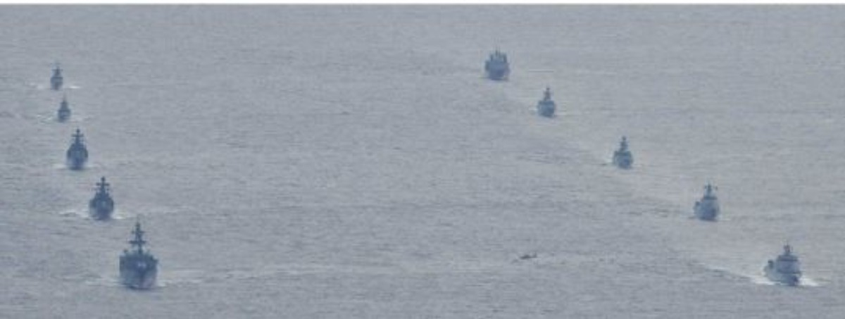 防衛省が、中露艦艇10隻の大隅海峡通過を確認と報告。 - 中国海軍とロシア海軍の艦艇（中露艦艇）10隻が日本列島をほぼ１周！　
