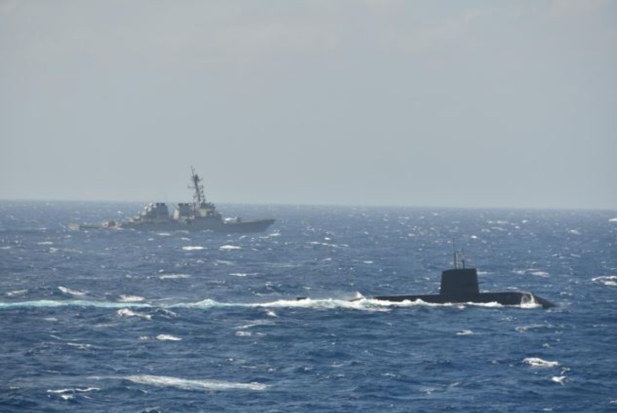 史上初！ 海上自衛隊が南シナ海でアメリカ海軍と対潜水艦共同訓練を実施。 - 山村海上幕僚長は、その目的を「海上自衛隊の戦術技量及び、米海軍との相互運用性の向上」と強調。