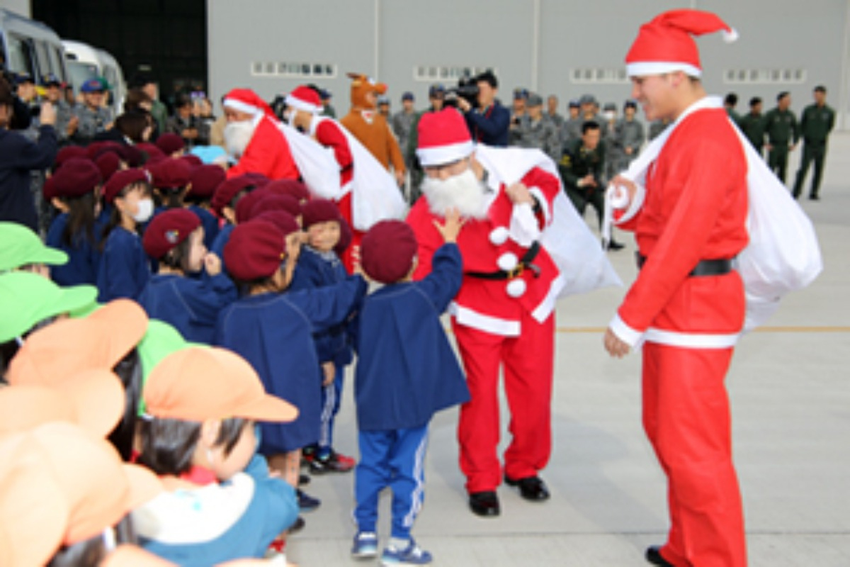 7年連続・航空自衛隊が、グアム拠点に「クリスマス・ドロップ」へ参加！ - 美保基地（鳥取）の地元・保育園児にサンタクロースからプレゼント！