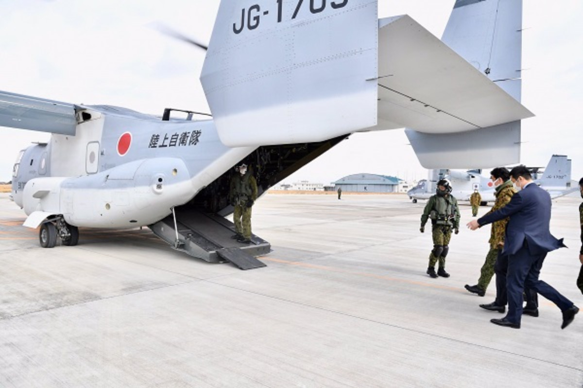 岸防衛大臣が、陸上自衛隊V-22オスプレイに搭乗！ - 防衛大臣として初の陸上自衛隊「V-22オスプレイ」に搭乗し、飛行確認を実施。